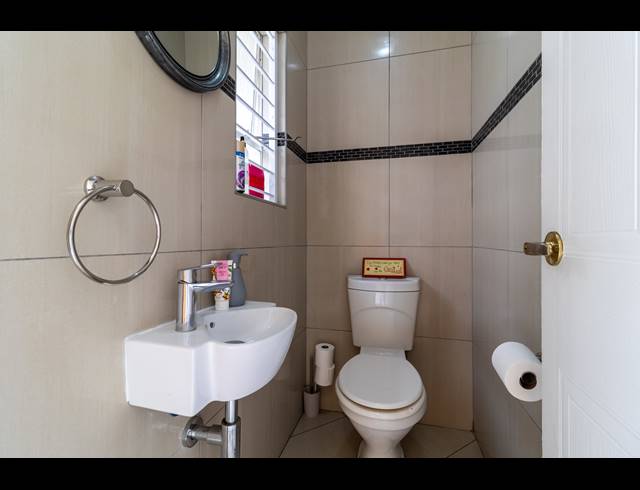 3 BEDROOM TOWNHOUSE FOR SALE IN GLENVISTA
